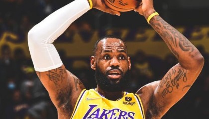  詹姆斯里程碑之夜准三双，湖人逆转独行侠紧追前八