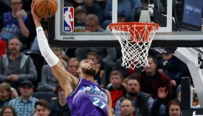  艾顿制霸内线狂揽二十板，开拓者主场力克爵士止连败