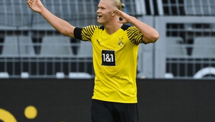  哈兰德双响炮曼城主场轻取布伦特福德登顶