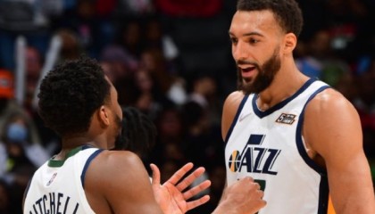  戈贝尔两双加封盖爵士主场力擒独行侠止颓势