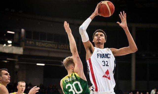  文班亚马首秀惊艳全场，马刺重建计划初见成效  